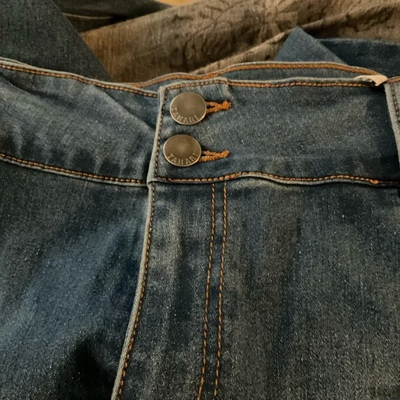 Tahari Women’s CapriJeans. Size 24 Measurements in Comments - Picture 9 of 13